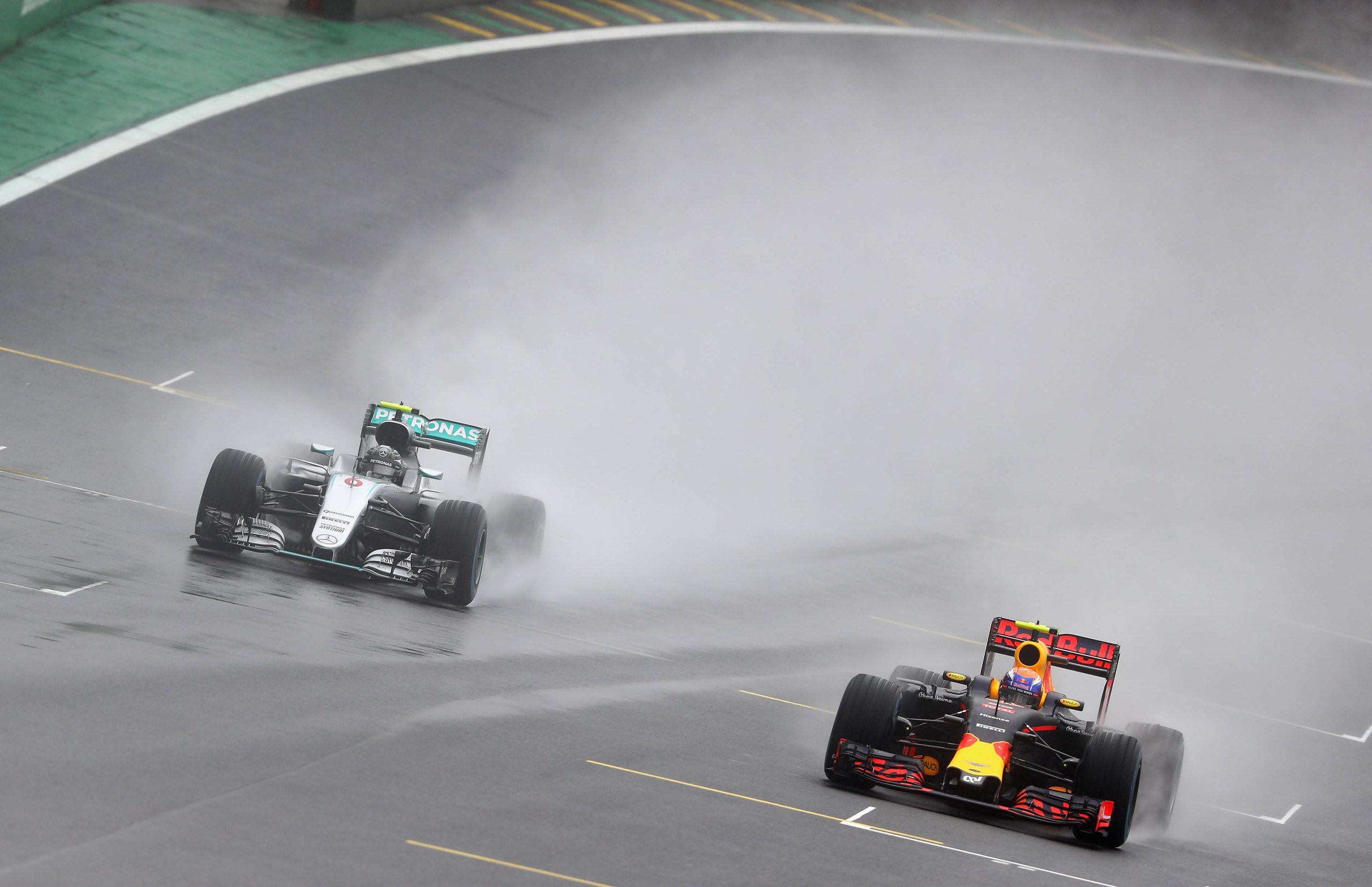 Nico Rosberg (Mercedes) et Max Verstappen (Red Bull) lors du Grand Prix du Brésil 2016 - ©️ Red Bull Content Pool