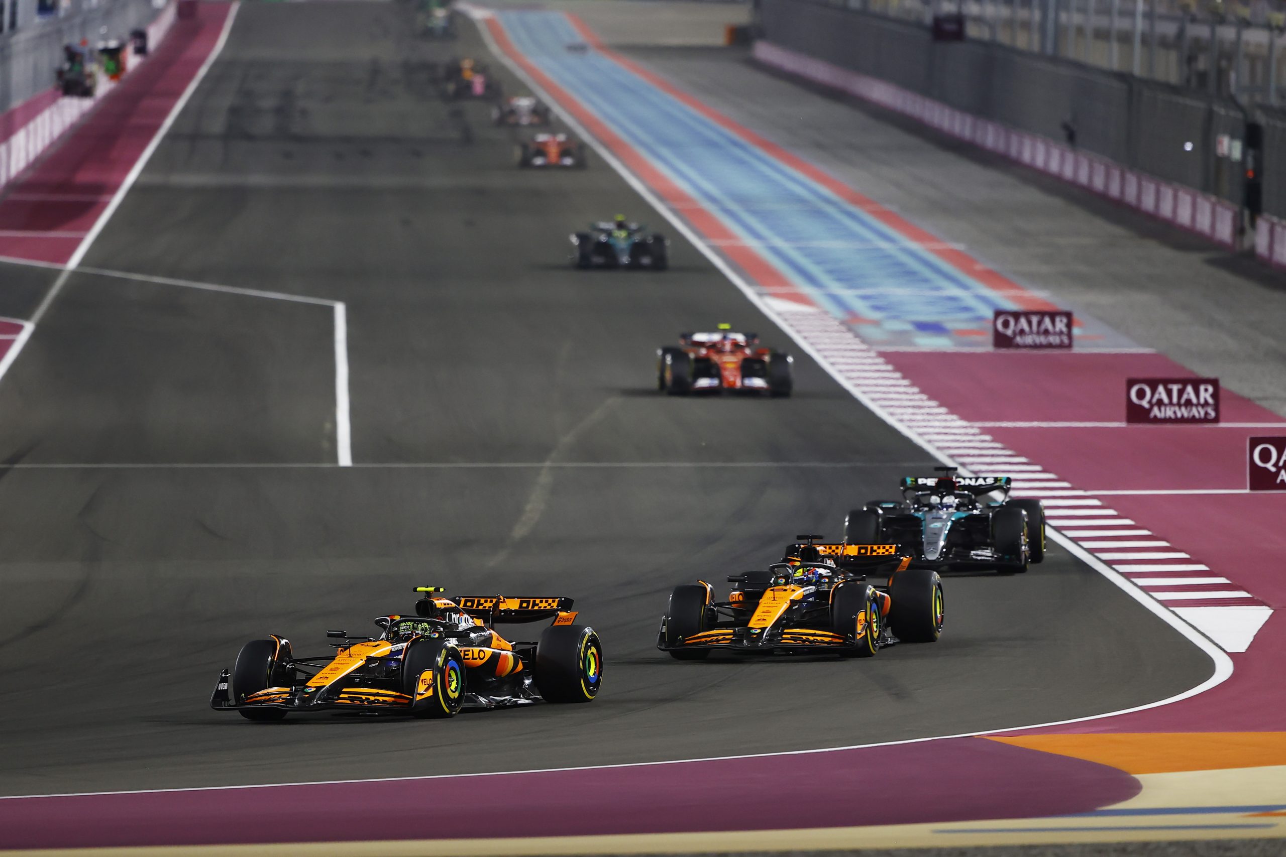 Lando Norris (McLaren), Oscar Piastri (McLaren) et George Russell (Mercedes) menant le peloton - ©️ McLaren