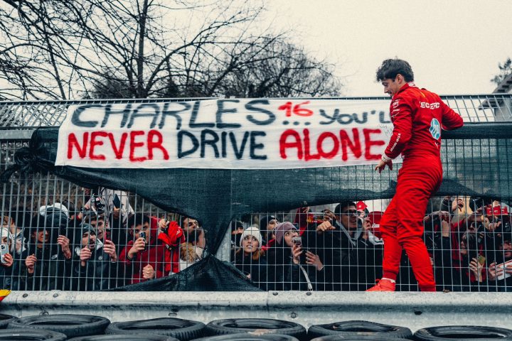 Charles Leclerc devant les Tifosi à Fiorano - Ferrari