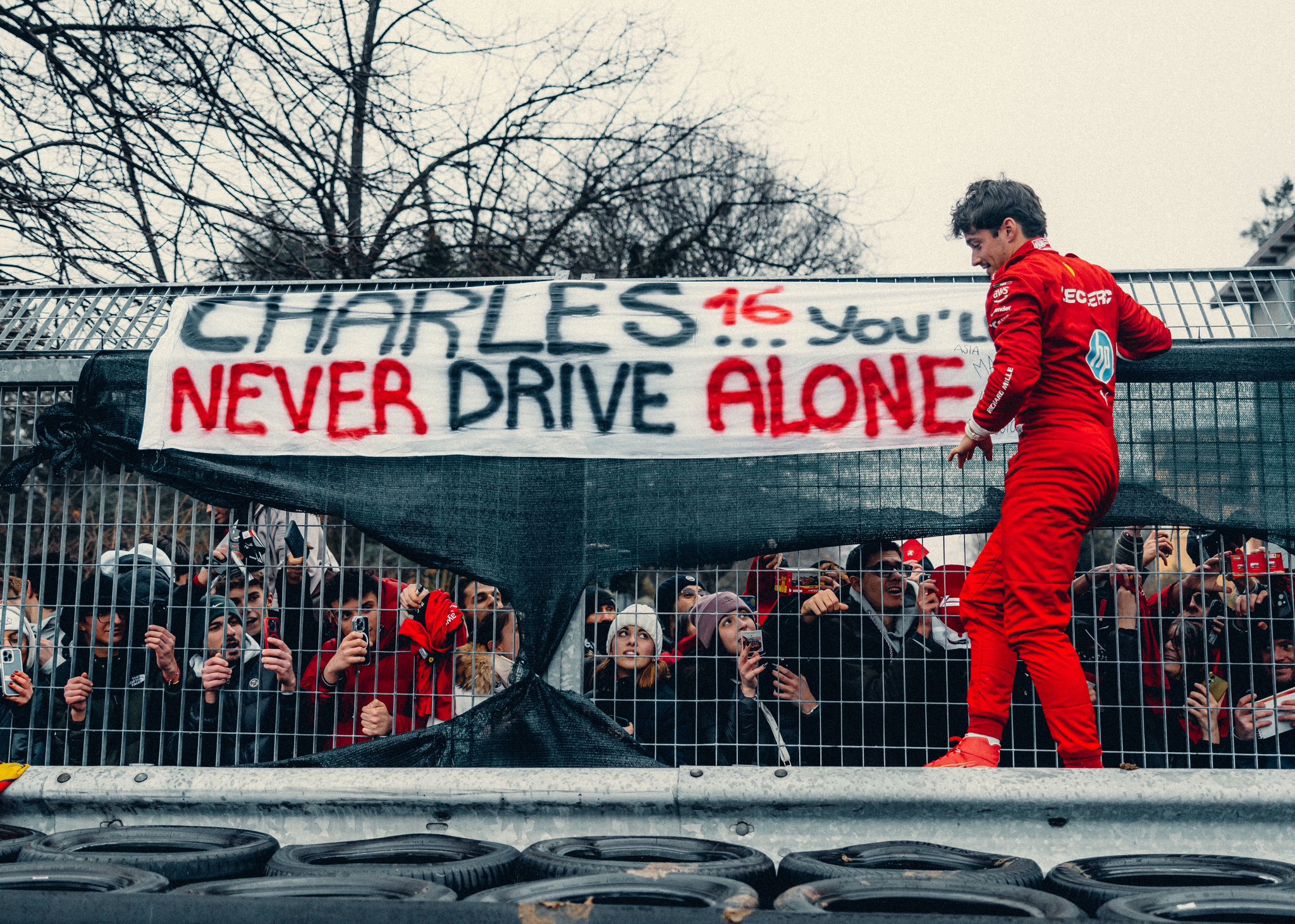 Charles Leclerc devant les Tifosi à Fiorano - Ferrari