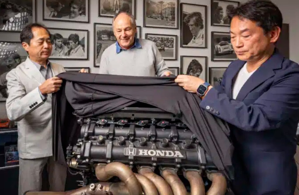 Honda honore Gerhard Berger en lui offrant le V12 de sa McLaren de 1992