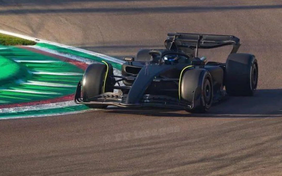 Sergio Perez au volant d’une Ferrari noire à Imola