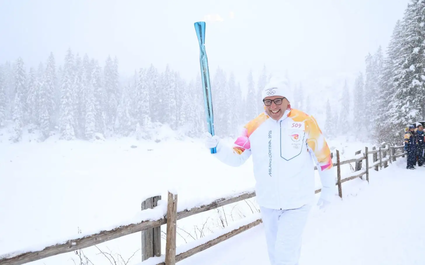 Stefano Domenicali porteur de la flamme olympique en Italie, à l’approche des Jeux d’hiver 2026